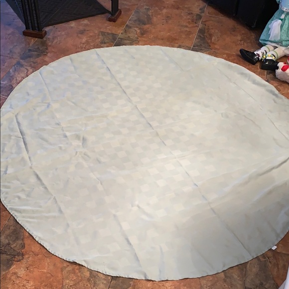 Vintage round tablecloth 70 inches round - Picture 2 of 6